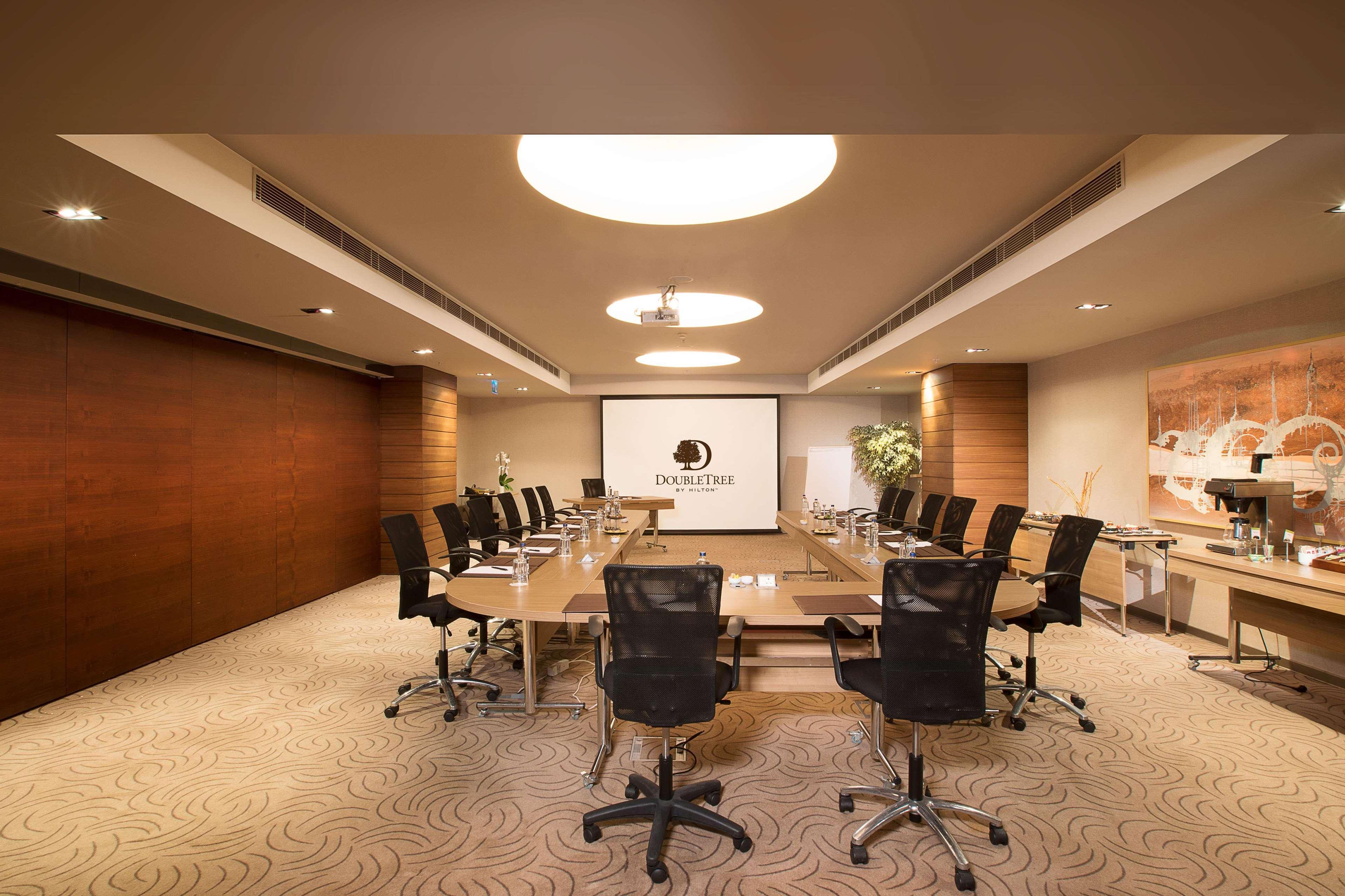 מלון Doubletree By Hilton Istanbul - Old Town מראה חיצוני תמונה Meeting room at the hotel