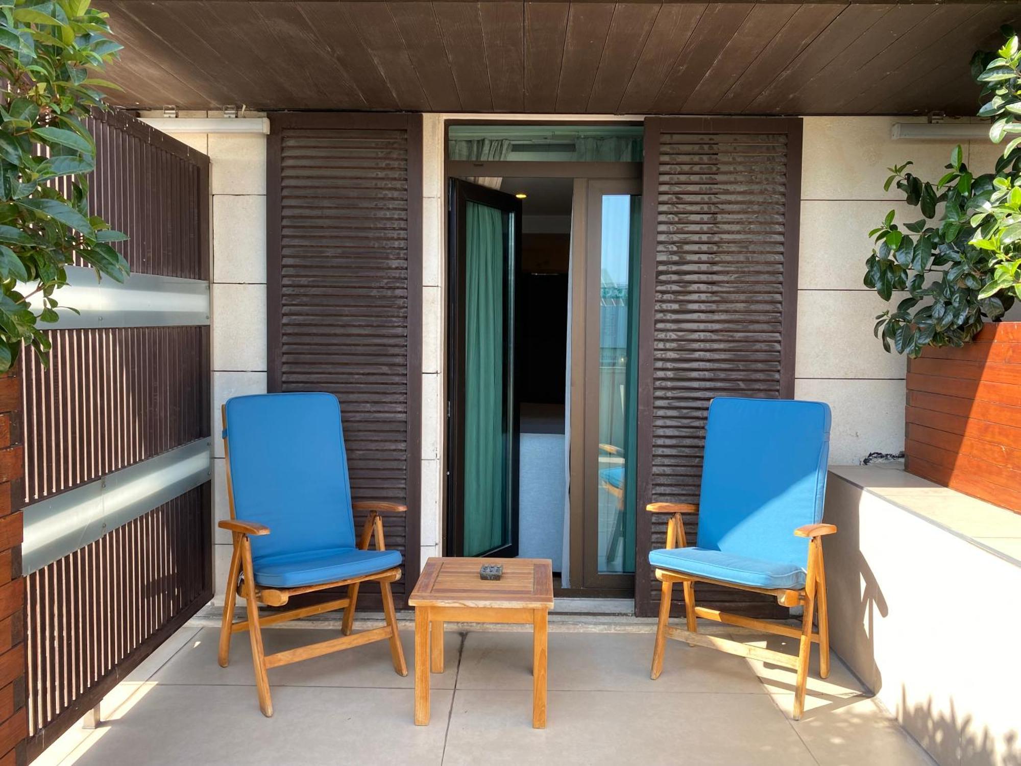 מלון Doubletree By Hilton Istanbul - Old Town מראה חיצוני תמונה A balcony in a hotel