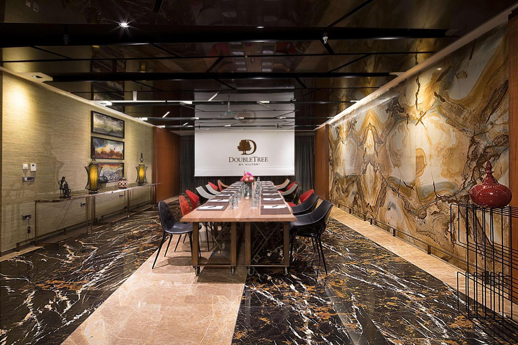 מלון Doubletree By Hilton Istanbul - Old Town מראה חיצוני תמונה The Executive Lounge at the airport